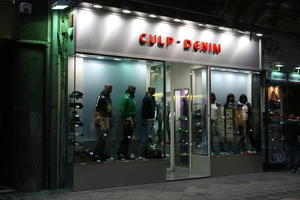 artificial lighting, Bari, evening, eye level view, Italia , mannequin, object, Puglia, retail, shop, winter